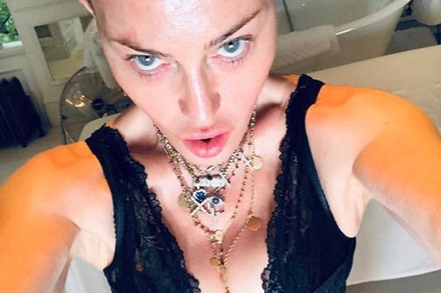 Madonna yarıçılpaq şəkillərlə fit bədənini nümayiş etdirdi - FOTO