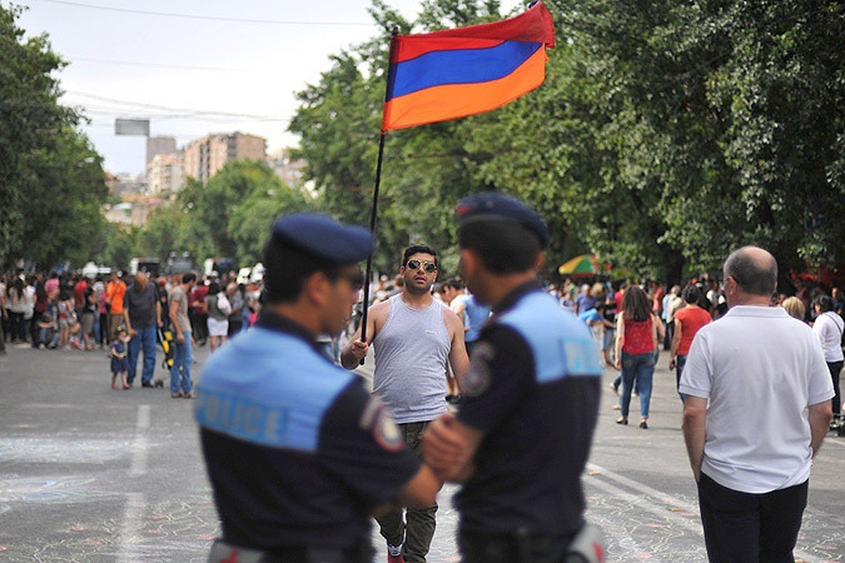 Yerevanda polislə vətəndaşlar arasında dava düşdü