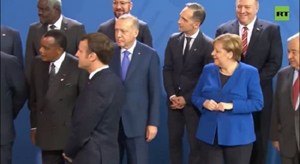 Sammitdə Putini “itirən” Merkel və Makron çaş-baş qaldı - VİDEO