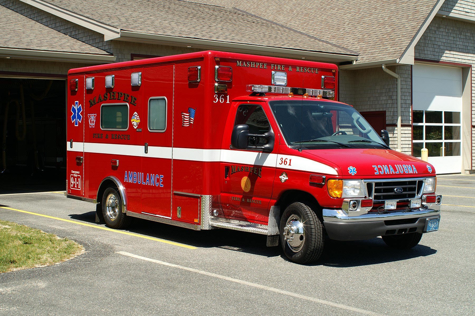 Ambulance arrive. Ford e450 Ambulance. Chevrolet 2001 Ambulance. Volkswagen Ambulance 1984. Ford Ambulance 1981.