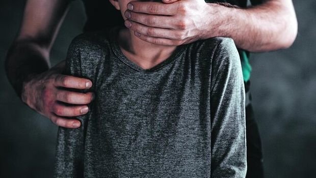 Ağsuda dəhşət: Ata 11 yaşlı oğluna təcavüz edən manyakı 250 manata bağışladı - VİDEO