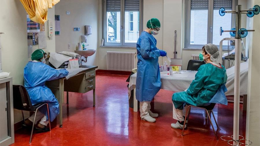 Sankt-Peterburqda tibb işçiləri kütləvi şəkildə koronavirusa yoluxdu
