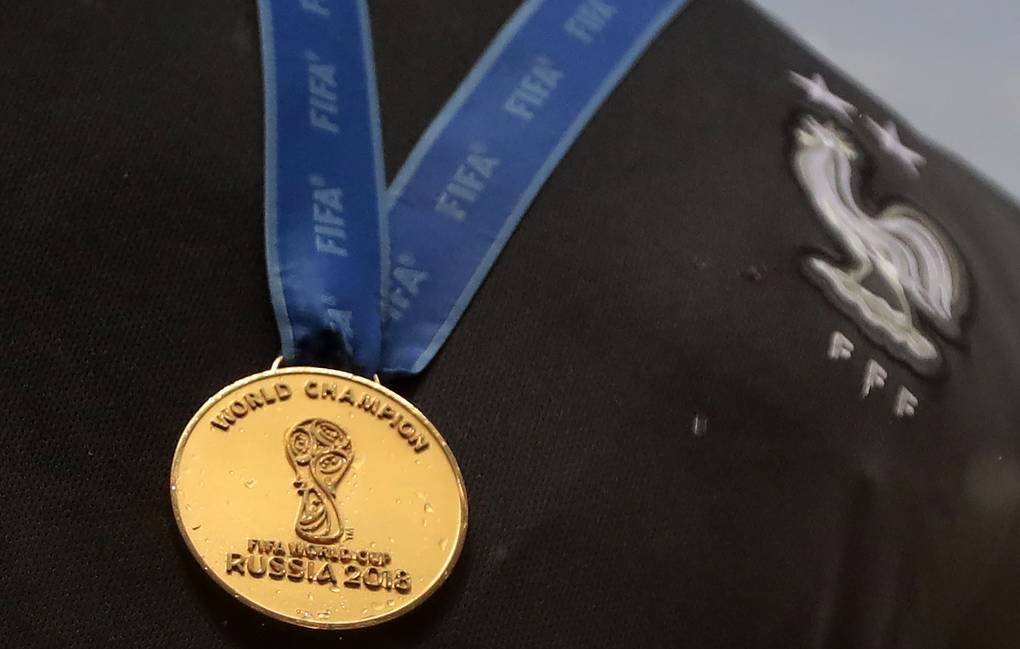 Fransalı futbolçu DÇ-2018-in qızıl medalını satdı