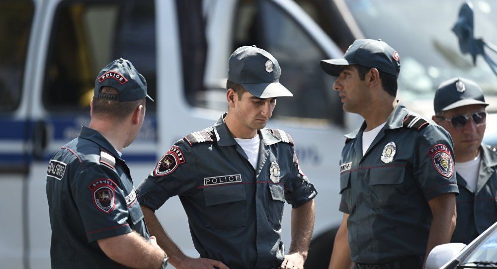 Ermənistanda polis bazarı bağladı