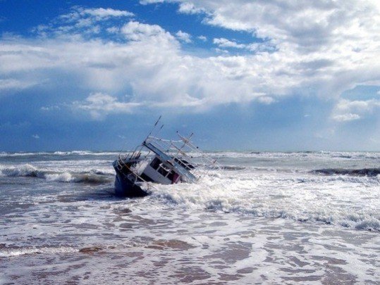 Tunis sahillərində gəmi qəzası nəticəsində onlarla insan ölüb