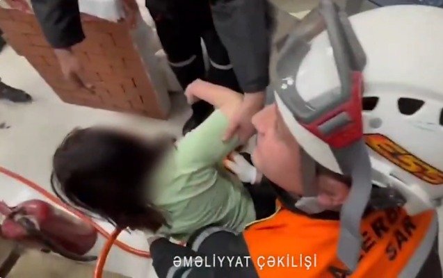 Əli xəmirqarışdıran qazanda qalan qadın xilas edildi - Video